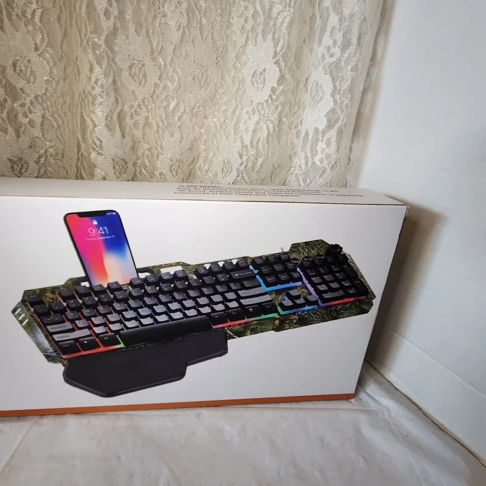 Realtree Bow gaming keyboard, certified, phone slot,magnetic wrist rest, led lit